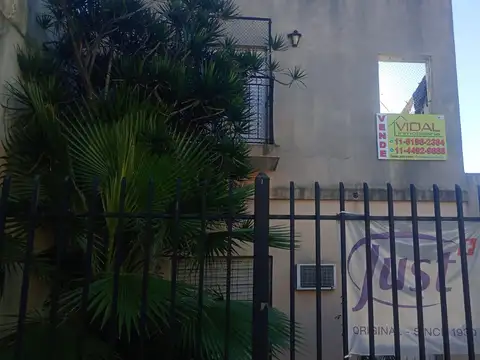 Casa de 7 ambientes + garage, en Liniers Residencial