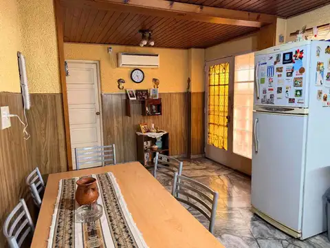 Casa 6 ambientes con 2 baños