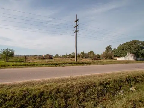 SE VENDE AMPLIO LOTE SOBRE ASFALTO 