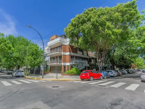 Se vende excelente casa de 4 ambientes más dependencia con ascensor en Barrio River.