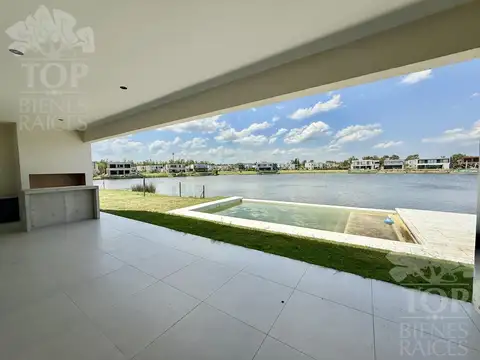 Casa 6 ambientes con 5 baños