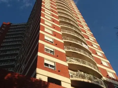 Departamento en alquiler 4 ambientes  con cochera en Tigre Centro