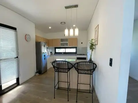 Venta impecable casa Barrio Santa Lucia Pilar