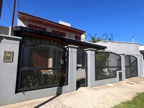 Casa en venta de 3 ambientes ubicada en un entorno tranquilo de Berisso 150 entr