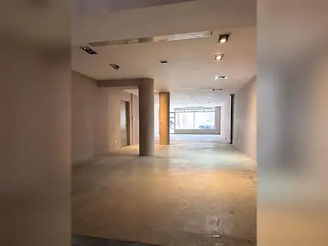 Local comercial de 285 m² con patio y oficinas en altura – Villa Crespo
