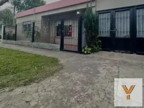 Casa en venta - 2 Dormitorios 1 Baño - Cocheras - 300Mts2 - Villa Udaondo