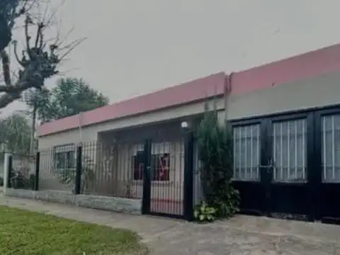 Casa en venta - 2 Dormitorios 1 Baño - Cocheras - 300Mts2 - Villa Udaondo