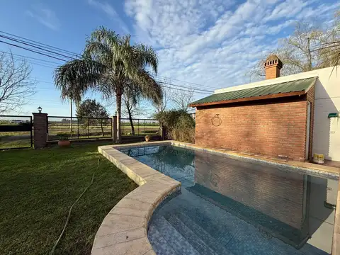 VENTA - Casa de un dormitorio, patio y pileta - Funes.