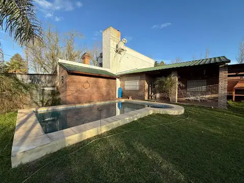 VENTA - Casa de un dormitorio, patio y pileta - Funes.
