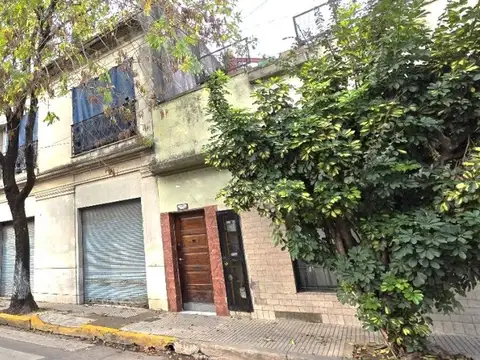CASA 8 AMB EN BLOQUE/COCH/GALPÓN. VENTA. BARRACAS