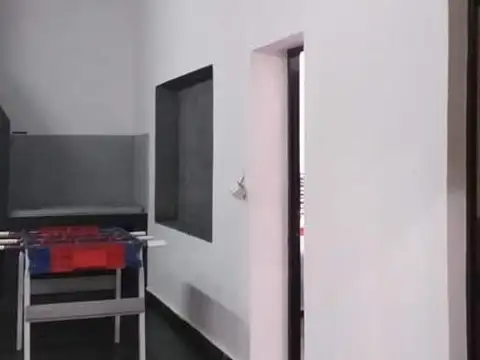 Impecable chalet de tres domitorios sobre 2200 m, pileta y parrilla en del Viso.