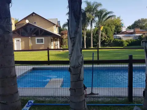 Casa en  venta en la mejor zona de Funes con pileta y terren