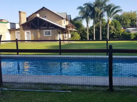 Casa en  venta en la mejor zona de Funes con pileta y terren