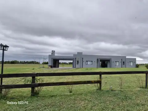 Casa en Alquiler con 2 cocheras