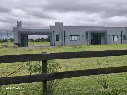 Casa en Alquiler en Chacras de la Trinidad, USD 1.500