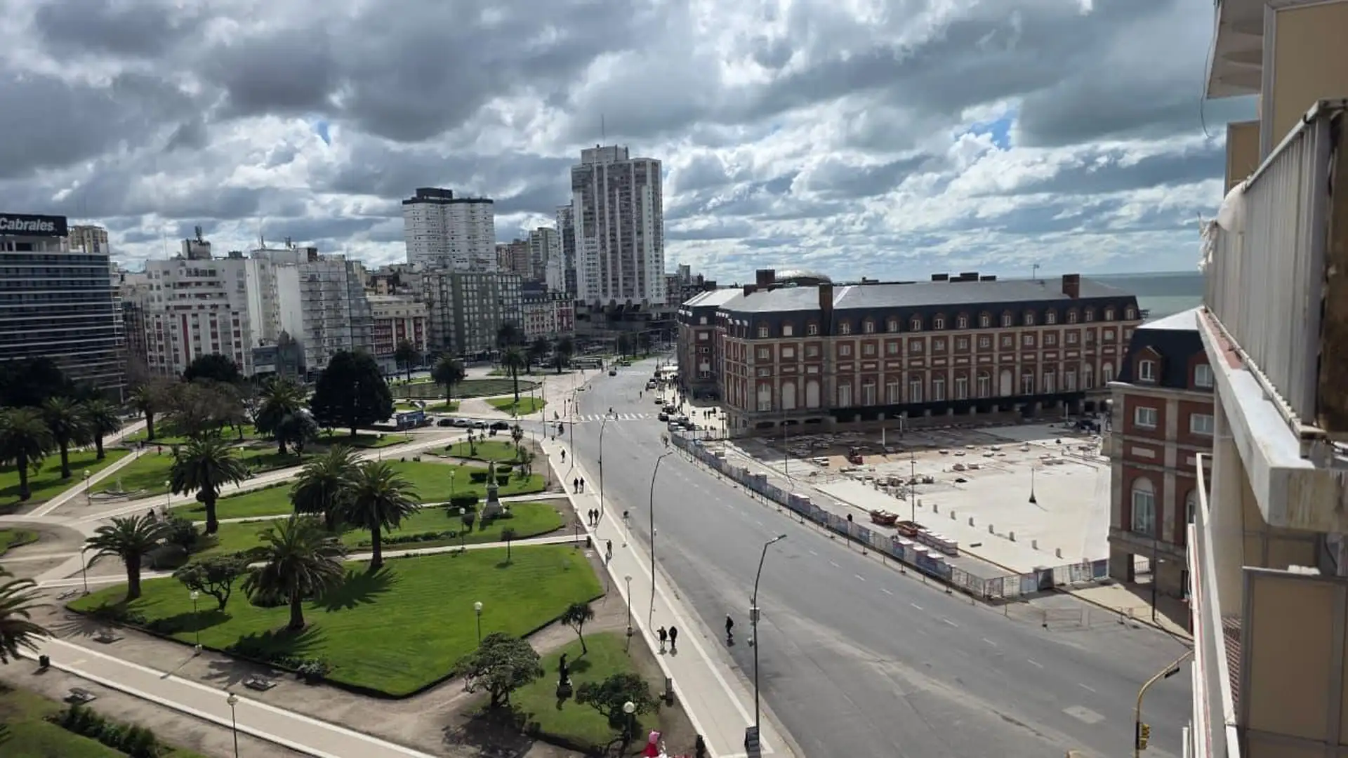 VENTA - Departamento 3 ambientes reciclado con balcón y vista a Plaza Colón