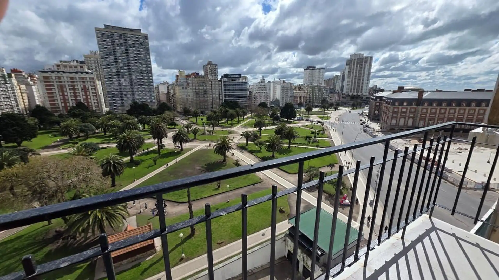 VENTA - Departamento 3 ambientes reciclado con balcón y vista a Plaza Colón
