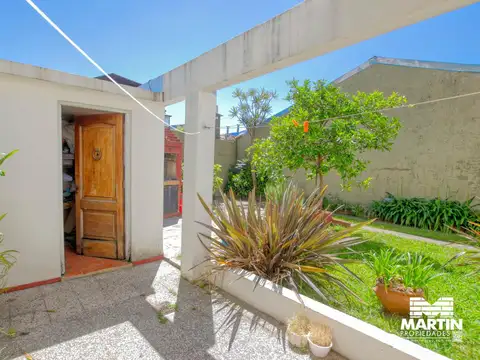 Casa multifamiliar con dos locales - San Isidro