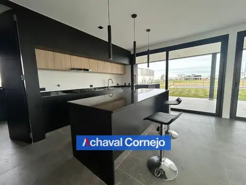 Casa en Venta con 5 cocheras