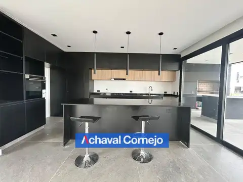 Casa 4 ambientes con 3 baños
