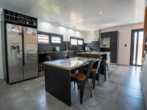 Casa 6 ambientes con 2 baños