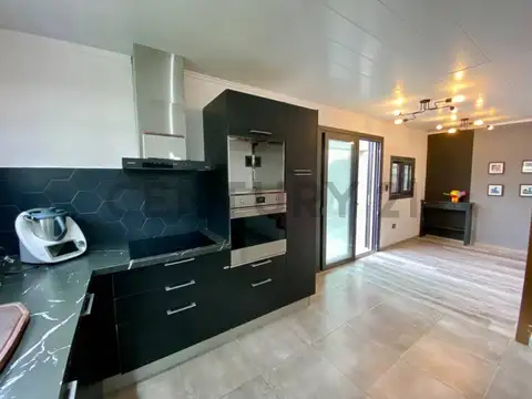 Casa en Venta de cuatro Dormitorios - Villa Elisa