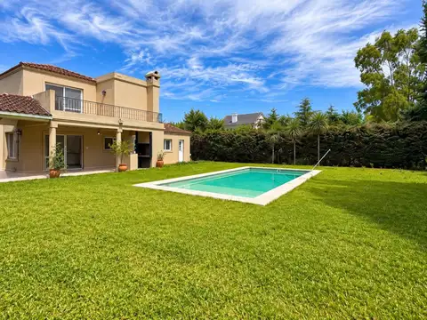 Casa de 5 ambientes con pileta en venta