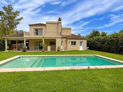 Casa de 5 ambientes con pileta en venta