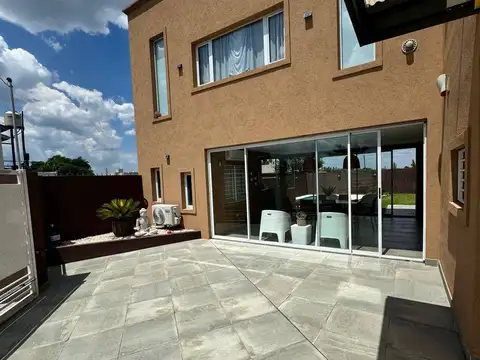 Casa 5 ambientes con 2 baños