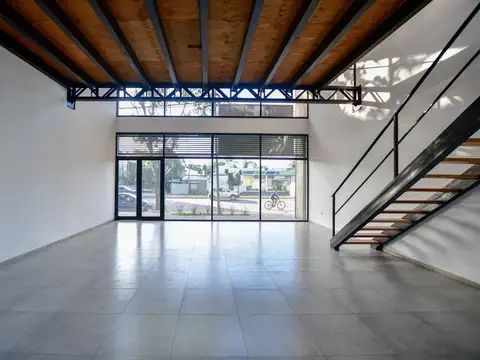 Local comercial en alquiler sobre Av. 520