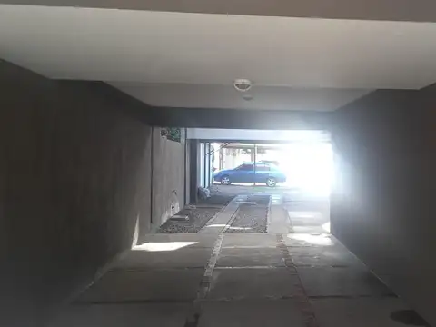 Cochera, Interna, semicubierta con portón automático