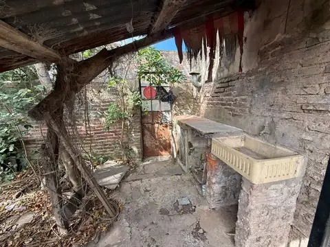 CASA EN VENTA A REFACCIONAR CON 420M2 DE TERRENO!