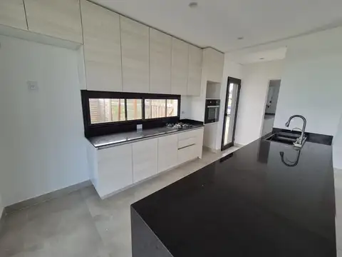 VENTA CASA NATIVAS PUERTOS DEL LAGO 5 AMBIENTES