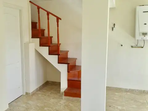 Excelente dúplex de tres ambientes, con estacionamiento para auto y jardín.