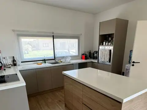 CASA EN VENTA EN ALQUILER EN EL CANTON NORTE - ESCOBAR