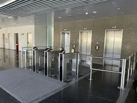 Oficina en Alquiler con 12 cocheras