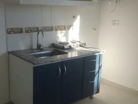 Monoambiente en alquiler con cocina y baño completo – Av. del Libertador al 300
