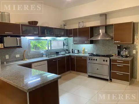 Casa en Alquiler con 2 cocheras