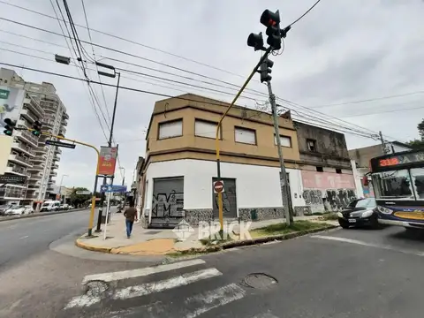 AV. HIPOLITO YRIGOYEN AL 6600 PB