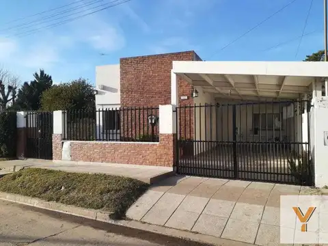 Casa venta - 5 dormitorios - 3 baños - 2 Cocheras - 600mts2 totales  - Torres