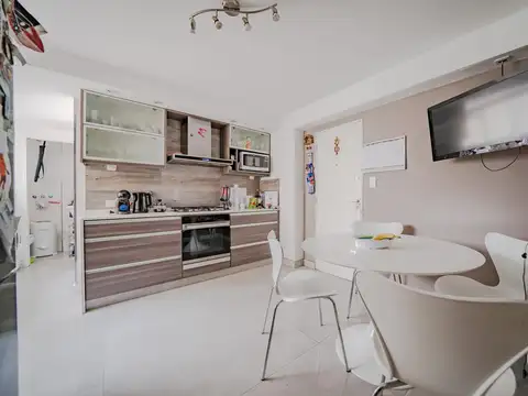 Excelente departamento de 4 ambientes   dependecia. Flores Norte