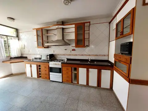 Casa 9 ambientes con 3 baños