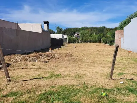 En nueva zona urbanizada, construcciones nuevas
