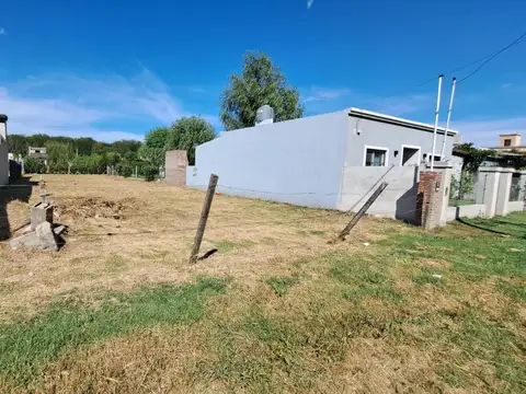 En nueva zona urbanizada, construcciones nuevas