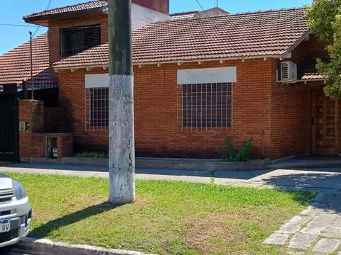 Venta - Chalet en esquina - 2 Dormitorios y Garaje - Venta Directa  