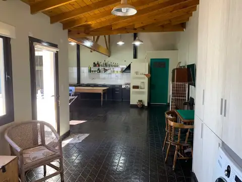 Chalet con 3 dormitorios. Quincho. Parque Luro.