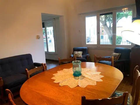 Casa en Alquiler con 2 cocheras