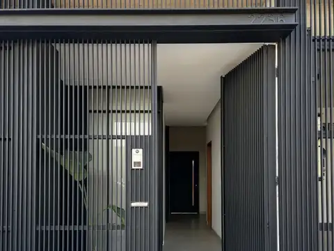 Excelente PH contemporáneo 4 ambientes a estrenar, living con doble altura y parque. Expensas incluidas.