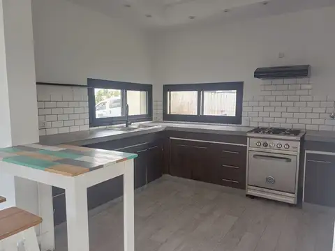 Casa en Alquiler en Pilar del Este - San Ramon, USD 1.100