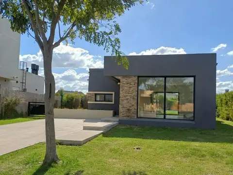 Casa en Alquiler 4 Ambientes con Pileta en San Ramón, Pilar del Este